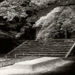 Black and white photograph by Bernard Donjean that shows a sand art construction winthin the confines of the Hōnen-in temple (name of the photograph : Sand Construction)