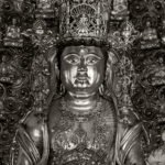 Black and white photograph by Bernard Donjean that shows the portract of a Dainichi Nyorai statue (name of the photograph : Dainichi Nyorai)