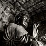 Black and white photograph by Bernard Donjean that shows the bigest Buddha statue, located in Tôdai-ji Temple in Nara (name of the photograph : Tôdai-ji Daibutsu)