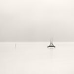 Black and white photograph by Bernard Donjean that one structure and one pole on the surface of the Biwa lake (name of the photograph : One structure and One pole)