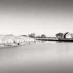 Black and white photograph by Bernard Donjean that shows the Yser river in Dixmude (name of the photograph : Along Yser River)