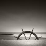 Black and white photograph by Bernard Donjean that shows the sculpture "The Navigator" by Simon Dybbroe Møller in Westende (name of the photograph : "The Navigator" by Simon Dybbroe Møller)